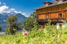 Fotografie des Ederhof aus dem Jahr 2019. Gezeigt wird der Ederhof zusammen mit seiner idyllischen Naturlage im Frühsommer 2019.