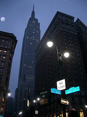 English: The Empire State Building from the st...