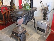 並んで置かれた、古いストーブと新しい暖房器具。（ドイツのプリンセンベークの博物館の一隅）