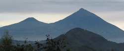 A Gahinga (balra) és a Muhabura vulkán (jobbra)