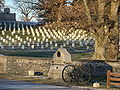 L'estremità a sud del cimitero contiene tombe di soldati provenienti da guerre più recenti. La parte posteriore del Lincoln Address Memorial è in alto a sinistra.