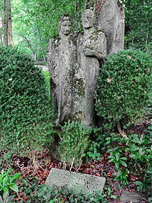 Skulptur für Carl Habich-Schilplin (1873–1931) Stadtrat von Rheinfelden und Marie (1873–1952) Habich-Schilplin von Adolf Glatt (1899–1984) im Waldfriedhof Rheinfelden, Aargau.