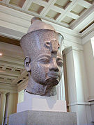 头戴红白双冠的阿蒙霍特普三世大头雕像（英语：Colossal red granite statue of Amenhotep III），英国伦敦不列颠博物馆藏。
