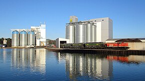 Hafenanlagen mit Silos und Bahnentladung