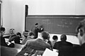 Van Bueren geeft college over stralingstransport in een steratmosfeer, 1961-1965