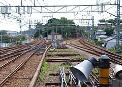 堀ノ内駅浦賀方の配線。左手奥が本線浦賀、右手奥が久里浜線三崎口に向かう（2010年8月）