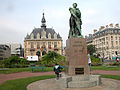 L'hôtel de ville et la statue dédiée à Pierre Daumesnil.