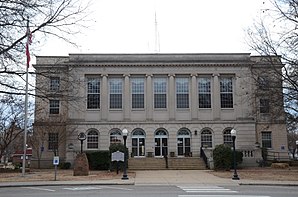 Johnson County Courthouse (2015). Das 1934 fertiggestellte Courthouse ist seit Juni 1991 im NRHP eingetragen.[1]