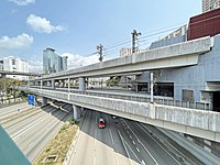连接荔景站的高架路轨（2021年3月）