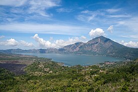 O lago Batur e o monte Batur, situados na Regência de Bangli