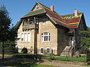 Villa mit Nebengebäude und Einfriedung