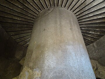 Betonnen zuil die bij de restauratie in het midden van het monument werd geplaatst ter vervanging van de vroegere zuil die niet is bewaard.