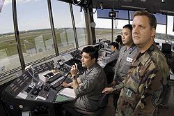 Lennonjohtajia lennonjohtotornissa. Misawan sotilaskenttä, Japani.