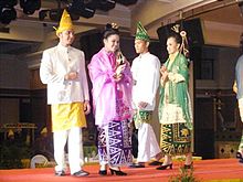 Banjarese traditional clothes Nanang Galuh Banjar.jpg