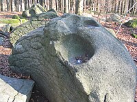 Die Opfersteine sind Granodioritfelsen mit erodierten schüsselförmigen Aushöhlungen, die zur phantasievollen Geschichte anregten, in die Schalen hätten die Menschen Opfergaben gelegt.