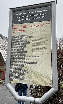 Pamětní tabule Zastávky Reného Matouška a dalších libereckých signatářů Charty 77 (Rybníček) tramvajové linky ve směru do centra města.