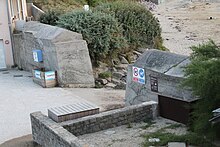 Photo d'une entrée de plage avec un mur défensif.