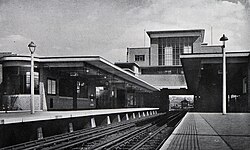 De perronkappen en wachtkamer in de stijl van de jaren dertig, duidelijk zichtbaar op de foto uit 1946.