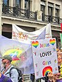 משתתפים במצעד גאווה בלונדון נושאים שלט עם הכיתוב "ישו אוהב הומואים"