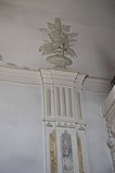 Pilaster mit Triglyphenkapitell, Stuckvase
