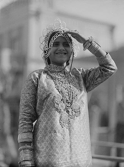 Jemena knabino prezentanta reĝinon Ester dum purima karnavalo, Tel Aviv, 1934.