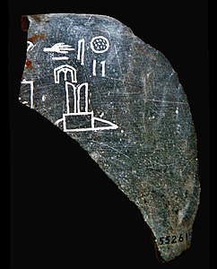 Scherf van beker van dioriet dat de viering van de tweede Hebsed festival van farao Qaä vermeld Egyptisch Museum Vindplaats galerij H en B, piramide van Djoser