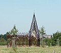 Blick auf örtliche Kirche durch die Installation hindurch