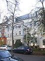 Mietshaus in geschlossener Bebauung mit Vorgarten