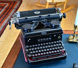 Royal Typewriter, Söderlångvik museum.jpg