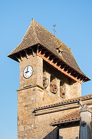 Le clocher à peigne surmonté d'une toiture couverte de lauzes de schiste.