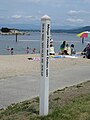 Stele am Strand von Sandpoint hinten