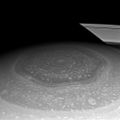 De zeshoek op de noordpool van Saturnus. Met een infraroodfilter werd licht van een golflengte rond 750 nanometer vastgelegd op een afstand van 649,000 kilometer van Saturnus op 27 november 2012.