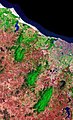 Foto do satélite LANDSAT 7 das Serras do Juá (acima), Maranguape (centro) e Aratanha (abaixo). Está ressaltada a diferença na vegetação da serra e do sertão cearense.