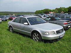 Audi A8 (1999–2002).