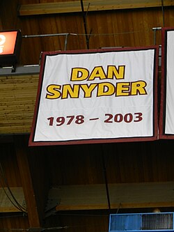 Dan Snyderia kunnioittava banneri The Chicago Wolvesin hallin katossa