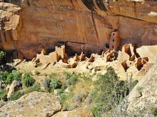 Цветное изображение больших руин из песчаника под альковом