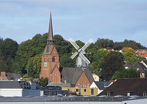 Die St. Petri-Kirche und die Bergmühle am Rande der Neustadt