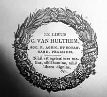 Ex-libris représentant une couronne de fleur avec au centre le texte en latin : Nihil in agricultura melius, nihil homine, nihil libero dignius.