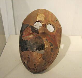 Rèplica de la màscara de pedra de la cova de Nahal Hemar (Israel), final del mil·lenni ix aC. Museu de Prehistòria Moshe, Haifa