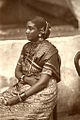 Donna in Tamil sari; in questo tipo di sari l'estremità libera è avvolta intorno alla vita.