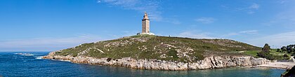 Vista da Torre de Hércules nas proximidades do centro de Corunha, Galiza, costa noroeste da Espanha. A torre, de 55 m de altura, é um antigo farol romano. É o farol romano mais antigo (quase 1900 anos em funcionamento) e o segundo farol mais alto da Espanha (depois do farol de Chipiona). O farol foi reformado em 1791 e considerado Patrimônio da Humanidade pela UNESCO desde 2009. (definição 16 544 × 4 337)