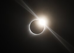 Efeito do anel de diamante visível durante o eclipse solar total de 21 de agosto de 2017, em Ravenna, Nebraska. (Os picos de difração que emanam tangencialmente do diamante são um artefato da ótica da câmera, não um fenômeno natural)