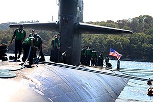 050908-N-0653J-003 ВМС США Моряки на борту ударной подводной лодки типа «Лос-Анджелес» USS Augusta (SSN 710) работают вместе, чтобы пришвартовать свою подводную лодку к причалу.