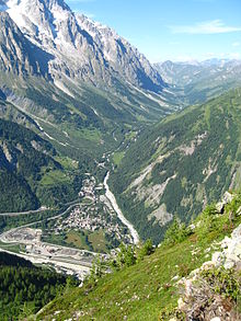 долина в Италии, определяющая южную сторону массива Монблан