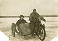 Valokuvaaja Constantin Grünberg ja hänen vaimonsa Renate moottoripyöräilemässä vuonna 1924.