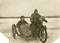 Valokuvaaja Constantin Grünberg ja hänen vaimonsa Renate moottoripyöräilemässä, 1924