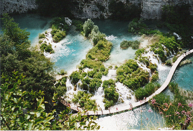 File:Visite_randonnee_Plitvice.jpg