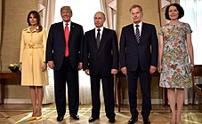 各方合照，左起：美國第一夫人梅拉尼婭·特朗普、美國總統唐納德·特朗普、俄羅斯總統弗拉基米爾·普京、芬蘭總統紹利·尼尼斯托和芬蘭第一夫人燕妮·郝基歐