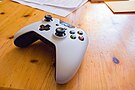 Белый контроллер Xbox One (39802077275) .jpg