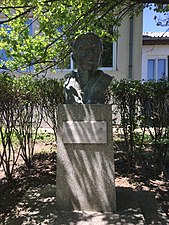 Споменикот на Ристо Динев во дворот на училиштето